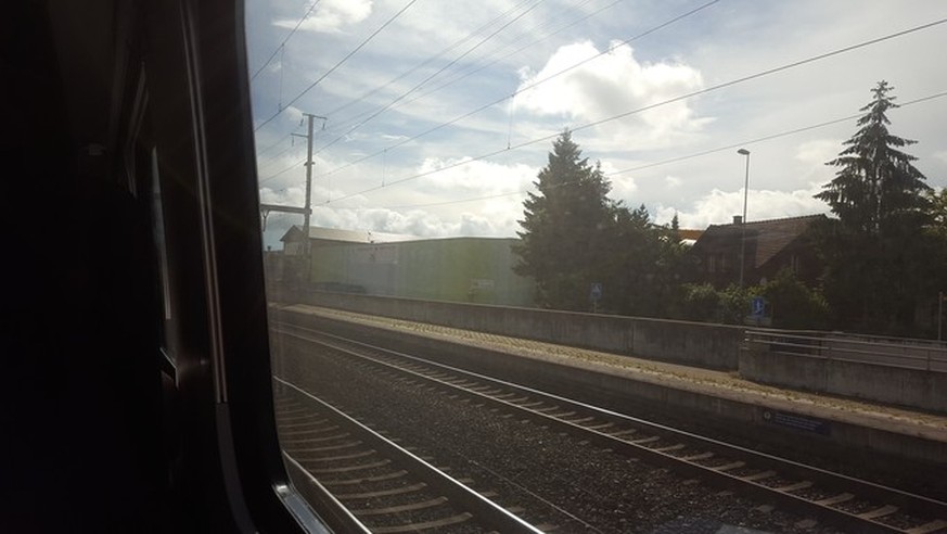 Der Intercity bleibt im Bahnhof Rothrist stehen.