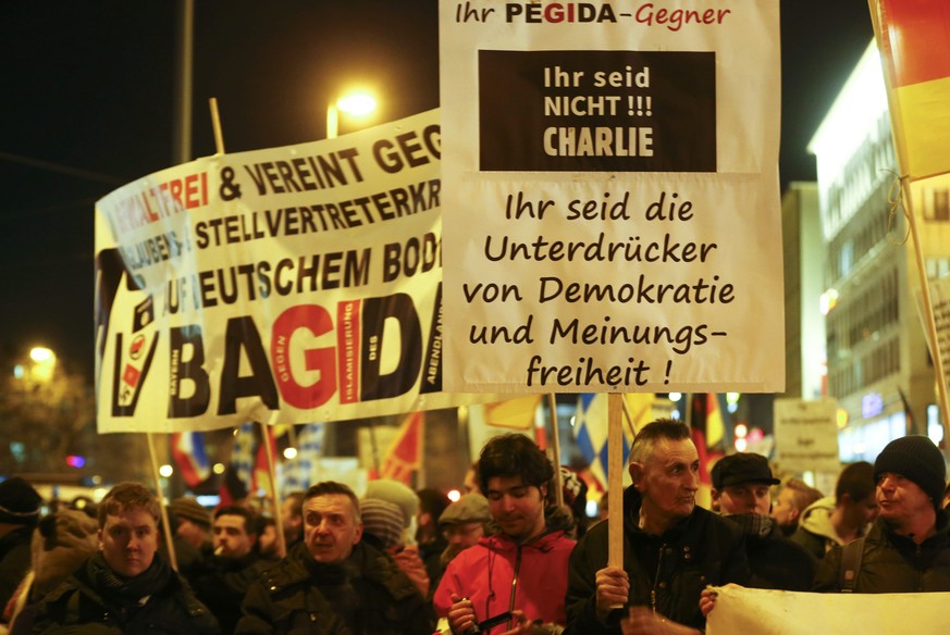 Grossaufmarsch in München: Gegner und Befürworter von Pegida auf der Strasse.