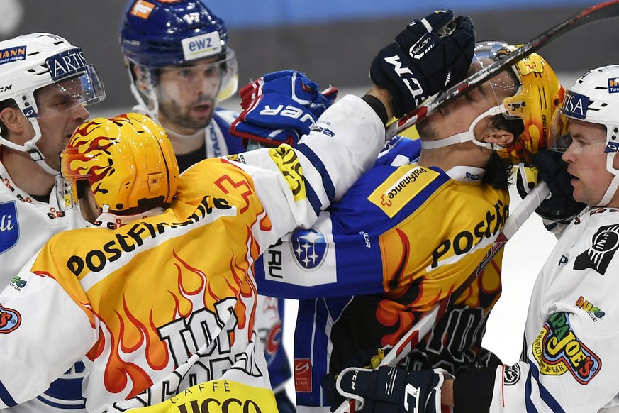 Der Zuercher Roman Wick, rechts, gegen den Tessiner Mikko Maenpaa, links, beim Eishockeyspiel der National League A ZSC Lions gegen den HC Ambri-Piotta im Hallenstadion in Zuerich am Freitag,, 30. Sep ...