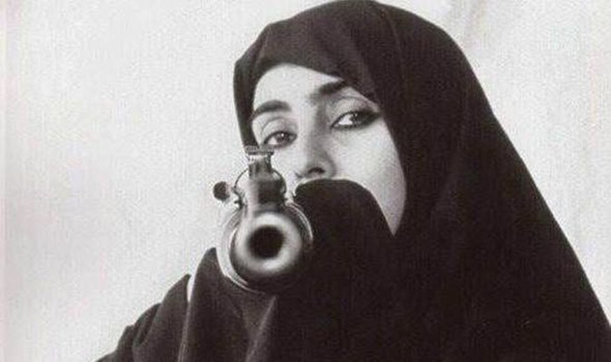 Die Autorin dieses Bildes ist die Künstlerin Shirin Neshat. Ihr Bild postete die IS-Kämpferin Aqsa Mahmood in ihrem Blog.