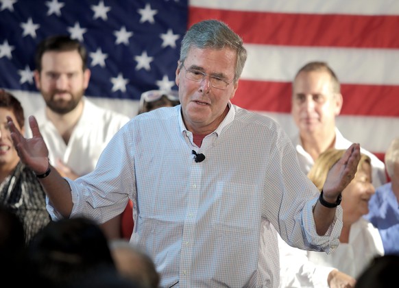 epa04928013 Former Florida governor John Ellis &#039;Jeb&#039; Bush (C) attends his Miami field office opening in Miami, Florida, USA, 12 September 2015. Jeb Bush is the third member of his family to  ...