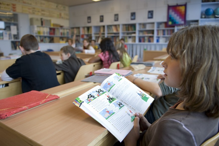 Nachrichten Linkding ARCHIV - ZUM SPRACHENSTREIT UND DEM VORSCHLAG DER LANDESREGIERUNG ZUR EINFUEHRUNG VON ZWEI FREMDSPRACHEN IN DER PRIMARSCHULE STELLEN WIR IHNEN DIESES ARCHIVBILD ZUR VERFUEGUNG. - Schulhaus in Movelier ...