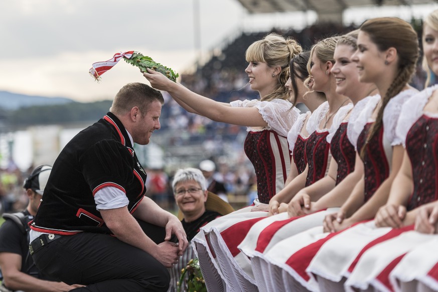 JAHRESRUECKBLICK 2016 - SPORT - Der Berner Matthias Glarner wird von einer Ehrendame zum neuen Schwingerkoenig gekroent am Eidgenoessischen Schwing- und Aelplerfest (ESAF) Estavayer2016 in Payerne, am ...