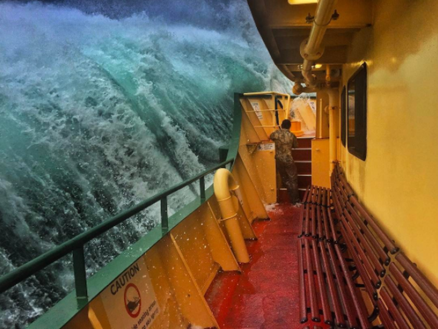 Sieht zwar aus wie eine Fotomontage, ist es aber nicht. Dieser Schnappschuss gelang einem Matrosen der Sydney Ferries während eines grossen Unwetters am vergangenem Wochenende.&nbsp;