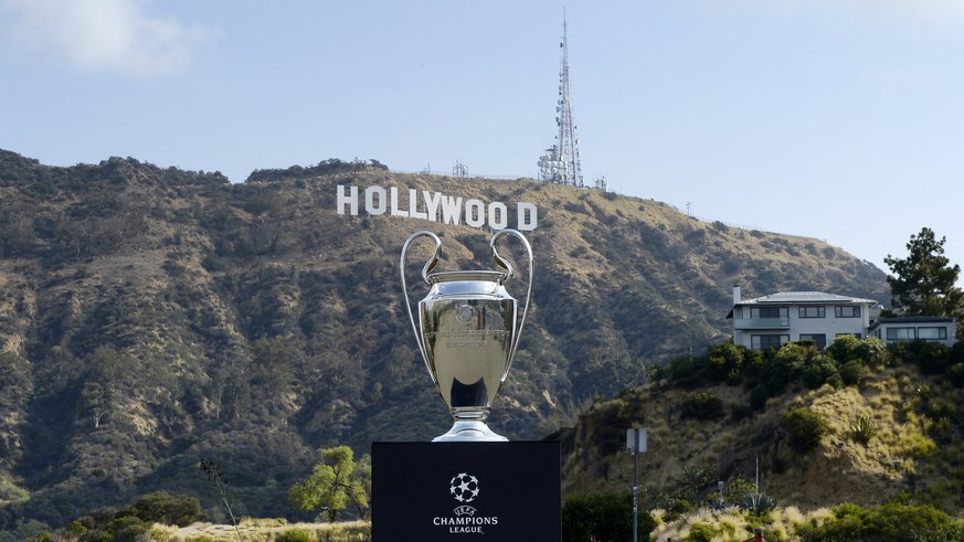 Zeichen der Ost- und West-Erweiterung: Die Champions-League-Trophäe zu Besuch in Los Angeles.
