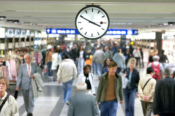 ARCHIV -- ZUM 75. JAHRESTAG DER SCHWEIZERISCHEN BAHNHOFSUHR, STELLEN WIR IHNEN FOLGENDES BILDMATERIAL ZUR VERFUEGUNG -- Passanten laufen am Donnerstag, 29. September 2005, in der Ladenpassage Shop Vil ...