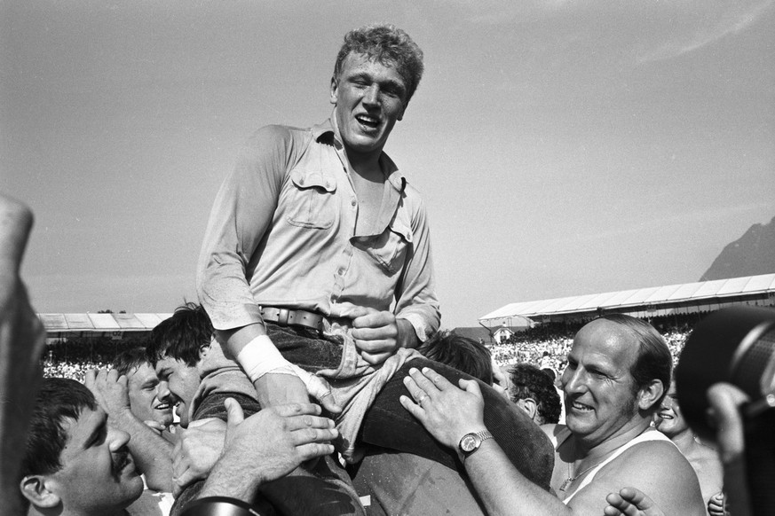 Der neue Schwingerkoenig Adrian Kaeser wird am 21. August 1989 in Stans beim Eidgenoessischen Schwing- und Aelplerfest nach dem siegreichen Schlussgang von seinen Fans gefeiert. (KEYSTONE/Martin Ruets ...