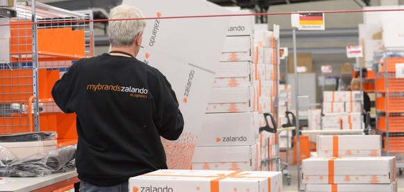 epa03920641 (FILE) A file photo dated 12 December 2012 showing an employee packing articles in the Zalando logistics centre in Erfurt, Germany. According to the company, the centre is, with 120,000 sq ...