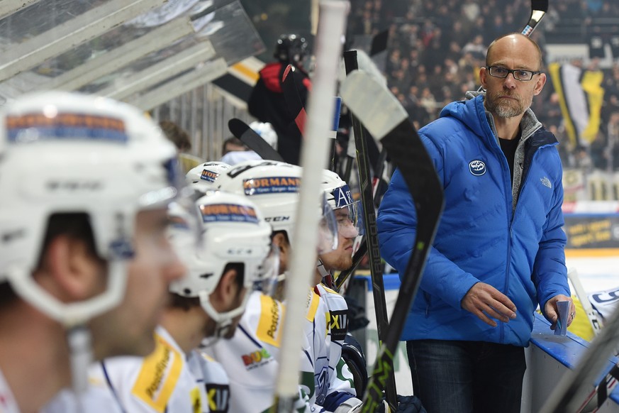 Ambri Trainer Hans Kossmann gibt seinen Mannern Anweisungen beim Eishockey Meisterschaftsspiel der National League A zwischen dem HC Lugano und dem HC Ambri-Piotta, am Samstag, 2. Januar 2016, in der  ...