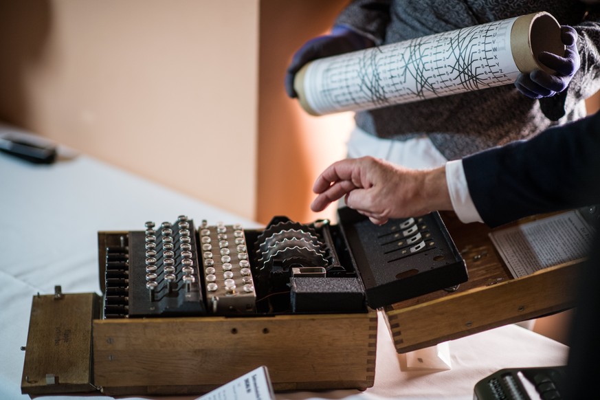 epa05952394 Employees show an Enigma M4 cipher machine from 1942 during a press preview at the Deutsches Museum in Munich, Germany, 09 May 2017. The Deutsches Museum received a cryptography collection ...