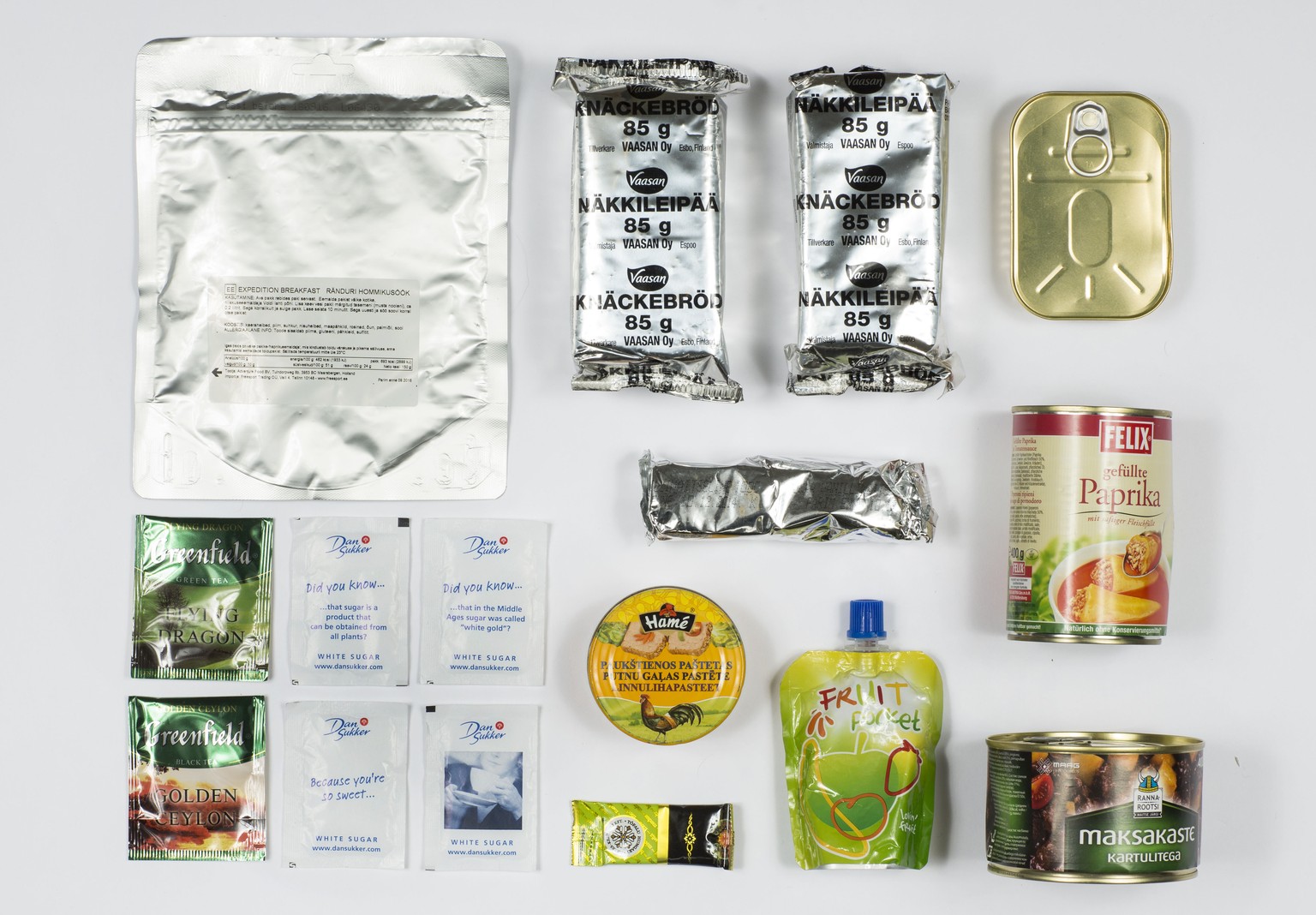 Interessant – und nicht unlecker –, die estnische Mannsration: Gefüllte Paprika sind dabei, geräucherte Heringsfilets ebenfalls. Zum Knäckebrot gibt es Geflügel-Pâté und Leberwurst, zum Dessert Halva ...