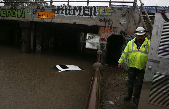 Auto unter Wasser in Berkeley, Kalifornien.