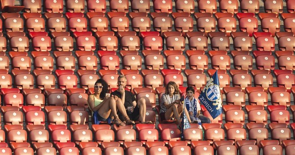 FCZ Fans verfolgen das Super League Fussballspiel zwischen dem FC Zuerich und den BSC Young Boys am Samstag, 18. Juli 2015 im Stadion Letzigrund in Zuerich. (KEYSTONE/Ennio Leanza)