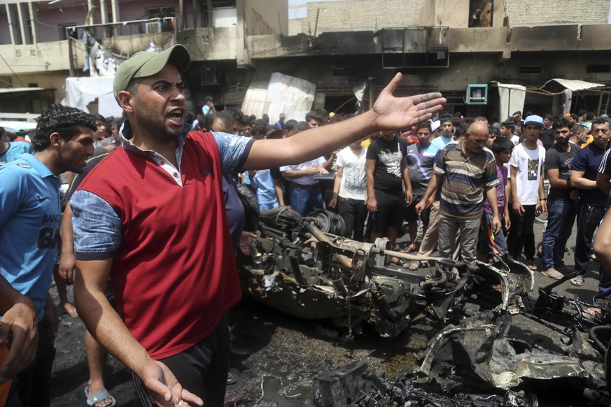 Dutzende wütende Einwohner Bagdads versammelten sich am Anschlagsort und gaben der Regierung die Schuld, die derzeit in einer tiefen politischen Krise steckt.