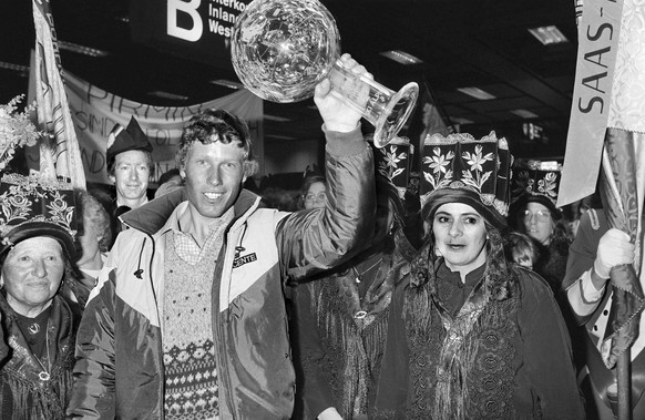 Der Schweizer Skirennfahrer Pirmin Zurbriggen wird im Maerz 1984 nach seinem Sieg am Weltcup im Flughafen Kloten, Schweiz, von einer Menschenmenge empfangen. (KEYSTONE/Str)
