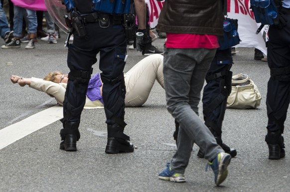 Bevor sich Sennur Sümer mit erhobenen Händen vor die Polizisten stellte, legte sie sich auf den Boden.&nbsp;