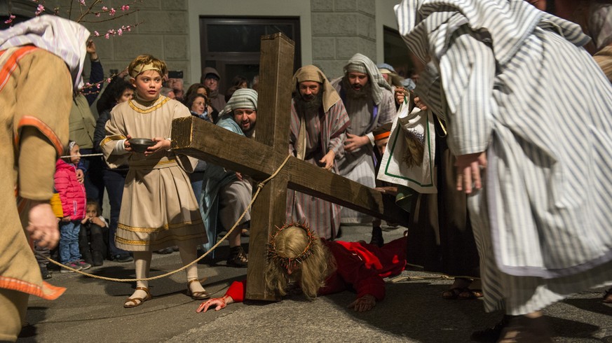 Bewohnerinnen und Bewohner aus der Region stellen als biblische Persoenlichkeiten verkleidet den Leidensweg Christi nach Golgatha dar, waehrend der Prozession vom Gruendonnerstag in Mendrisio, am 24.  ...