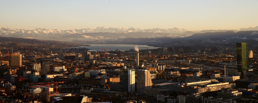 A general view shows the city of Zurich, Lake Zurich and the eastern Swiss Alps February 20, 2015. REUTERS/Arnd Wiegmann (SWITZERLAND - Tags: CITYSCAPE)