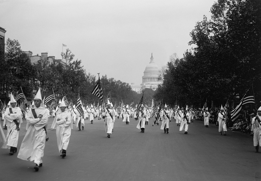 Eine Demonstration des Ku Klux Klan in Washington im Jahr 1926.