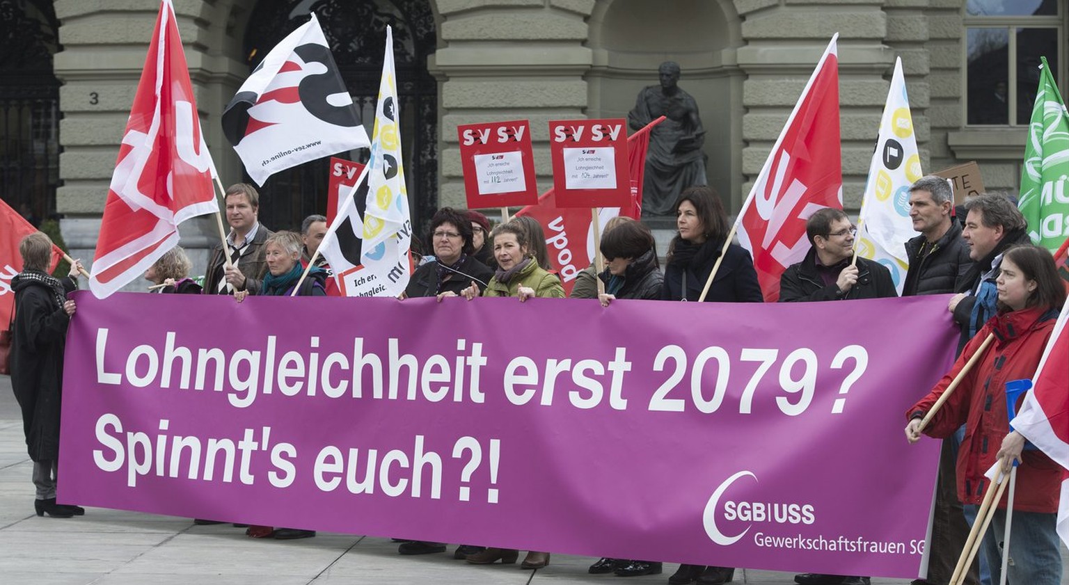 Gewerkschaftsaktivistinnen und -aktivisten demonstrieren fuer Lohngleichheit zwischen Mann und Frau, aus Anlass des Internationalen Frauentag (International Women&#039;s Day) vom 8. Maerz, am Donnerst ...