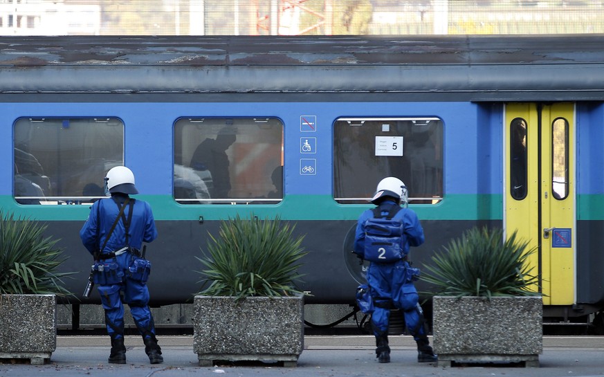 Special forces of the police wait while some FC Basel fans do not want to leave the special fan train at the station Bahnhof Altstetten prior to the Super League soccer match between FC Zurich (FCZ) a ...