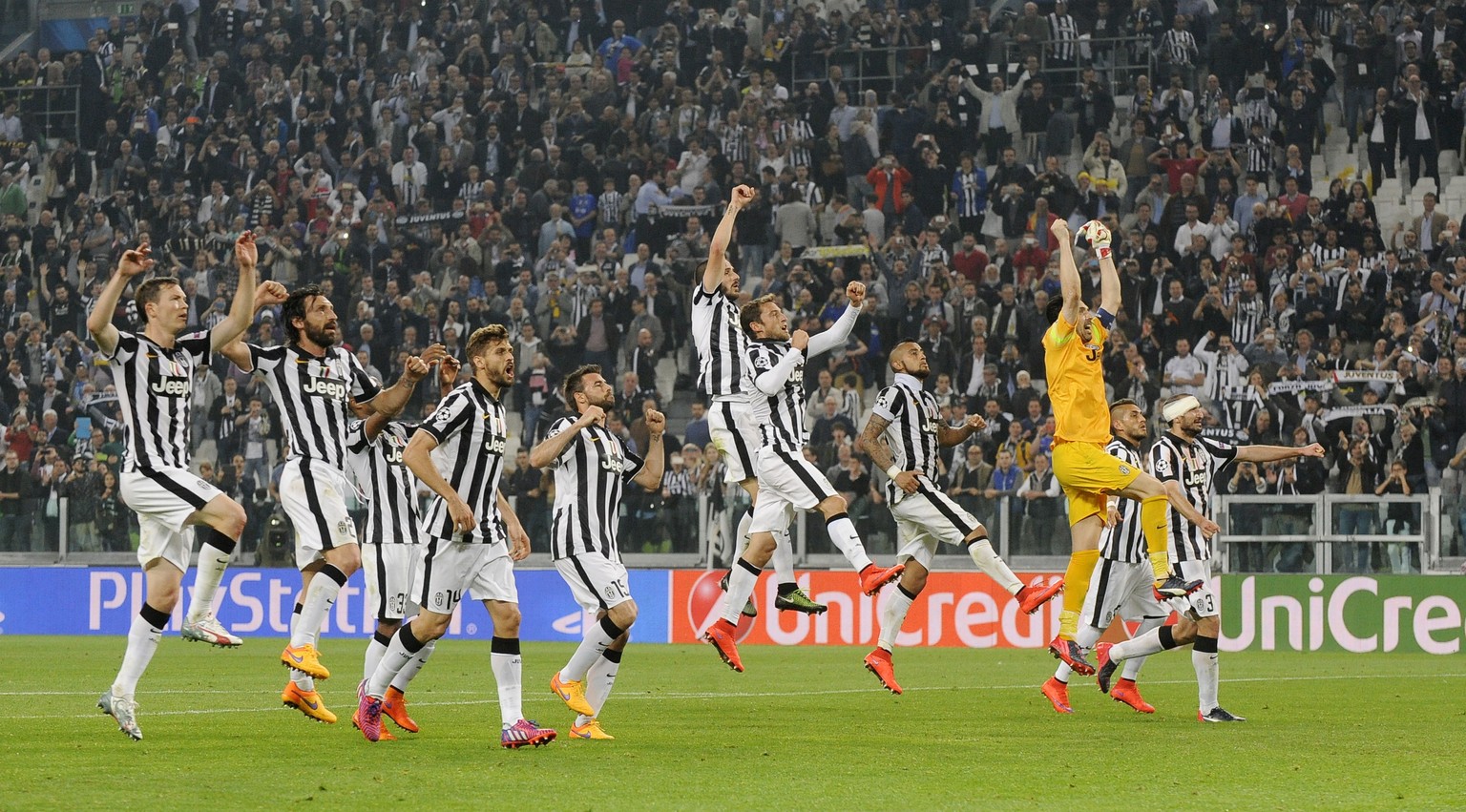 Lichtsteiner und sein Team lassen sich von den Juventus Fans feiern.