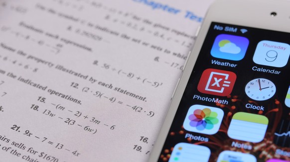 Die App PhotoMath verwandelt das Smartphone dank Kamera und Texterkennung in einen schlauen Taschenrechner.