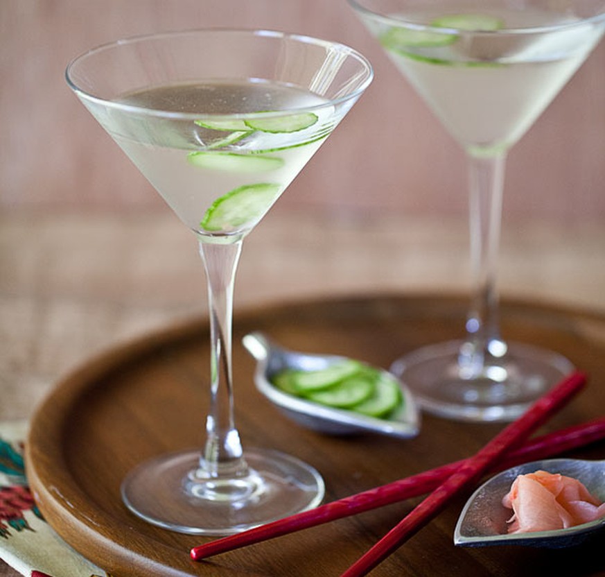 cucumber martini wodka trinken alkohol cocktail gurke http://www.foodiecrush.com/matsuhisa-martini-recipe/