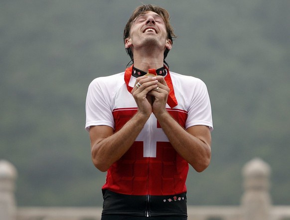 Switzerland&#039;s Fabian Cancellara, gold medalist of the Road Cycling Men&#039;s Individual Time Trial, holds his gold medal during the medal ceremony after the race at the Beijing 2008 Olympics in  ...