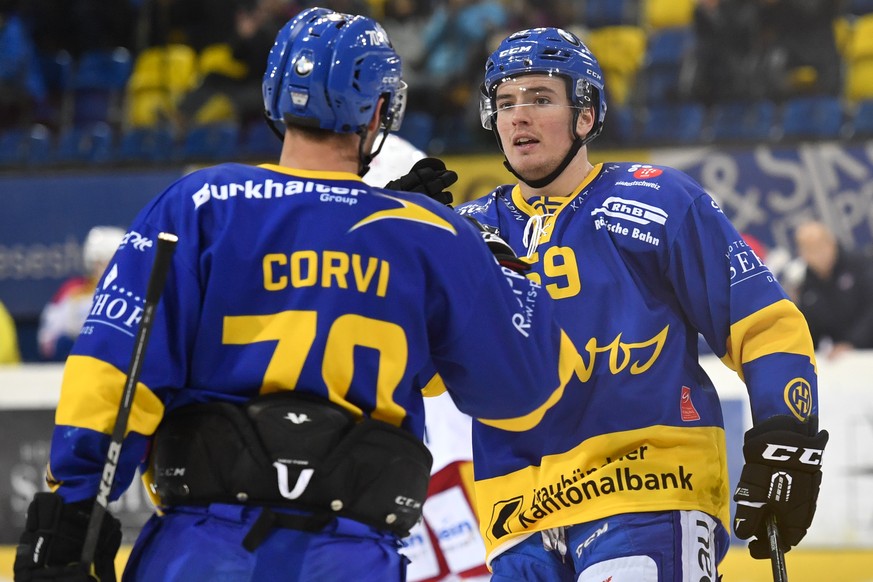 Enzo Corvi, links, und Dario Simion von Davos, freuen sich ueber Corvi&#039;s Treffer zum 5-2, beim Eishockey-Qualifikationsspiel der National League A zwischen dem HC Davos und den Kloten Flyers, am  ...