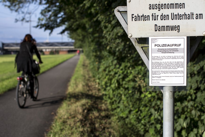 Polizeiaufruf beim Dammweg in Emmen. Hier wurde am 21. Juli 2015 eine 26-jährige Frau vom Velo gerissen und vergewaltigt.