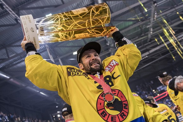 Der Berner Captain Martin Pluess stemmt den Meisterpokal und feiert mit seiner Mannschaft als Eishockey Schweizermeister nach demsechsten Eishockey Playoff-Finalspiel der National League A zwischen de ...
