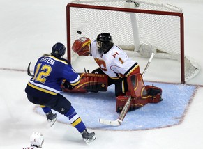 Jonas Hiller hält seine Farben lange im Spiel, am Ende ist aber auch er chancenlos.