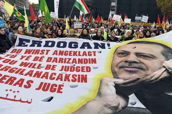 Kurden-Demonstration gegen den tuerkischen Staatspraesidenten Recep Tayyip Erdogan in Zuerich am Samstag, 5. November 2016. Weit ueber 1000 Kurden und Sympathisanten haben beim Helvetiaplatz gegen den ...