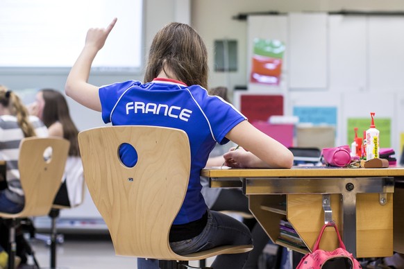 ACHIV - ZUM ENTSCHEID DES KANTON THURGAU DEN FRANZOESISCH-UNTERRICHT AUS DER PRIMARSCHULE ZU VERBANNEN STELLEN WIR IHNEN FOLGENDES ARCHIVBILD ZUR VERFUEGUNG. - Das Fussballfieber ist nun auch in der S ...