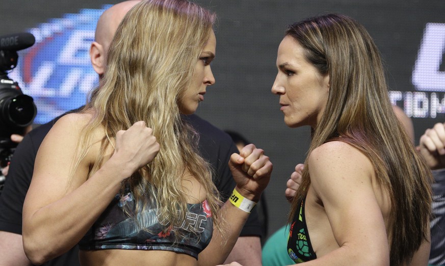 Ronda Rousey (l.) starrt ihre Gegnerin Alexis Davis (r.) nieder: Rousey hat sich in den letzten Jahren zum absoluten Aushängeschild der Sportart Mixed Martial Arts (MMA) gemausert.