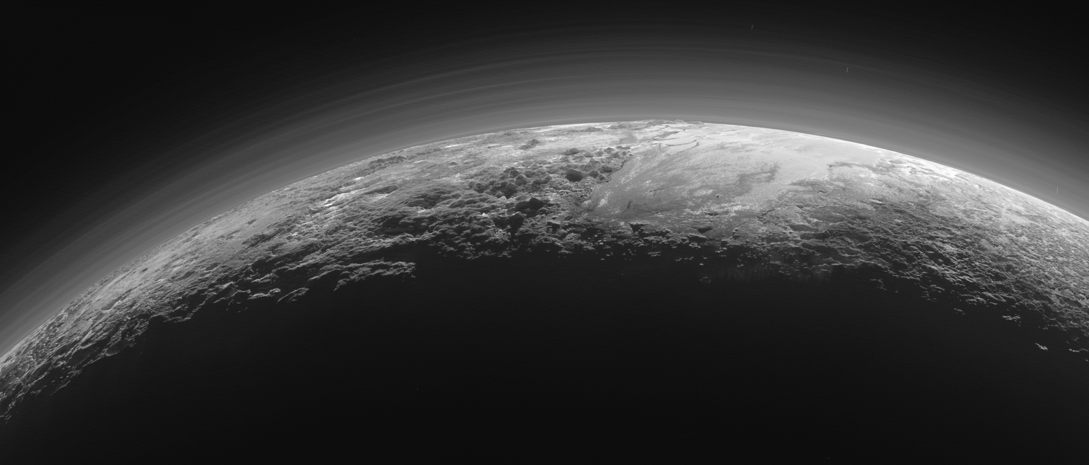 Die Raumsonde «New Horizons» nahm dieses Bild nur 15 Minuten nach ihrem Vorbeiflug auf. Es zeigt die Sputnik-Ebene (oben rechts), flankiert von rund 3500 Meter hohen Bergen.