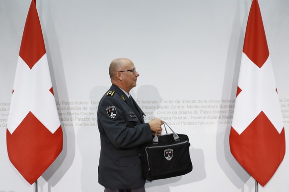 Philippe Rebord, neuer Chef der Armee, am Ende einer Medienkonferenz, am Freitag, 16. September 2016, in Bern. (KEYSTONE/Peter Klaunzer)