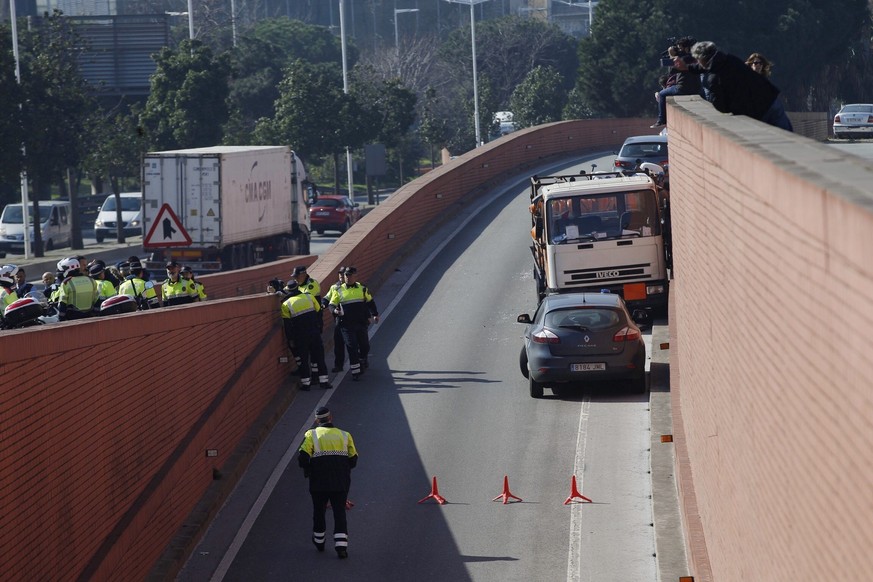 epa05806505 Spanish security personnel next to a truck carrying gas cylinders after Catalonian local police stopped the driver with gunshots who allegedly had previously robbed the truck before drivin ...