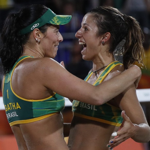 epa05492158 Agatha (L) and Barbara of Brazil celebrate their win after the women&#039;s Beach Volleyball semifinal match between Walsh Jennings/Ross of USA and Agatha/Barbara of Brazil for the Rio 201 ...