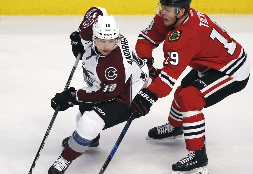 Colorado Avalanche right wing Sven Andrighetto, left, controls the puck against Chicago Blackhawks center Jonathan Toews during the first period of an NHL hockey game Sunday, March 19, 2017, in Chicag ...