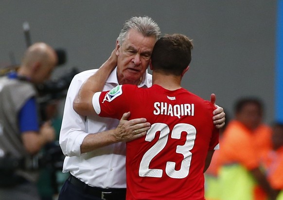 Ottmar Hitzfeld gratuliert Xherdan Shaqiri zu seiner überragenden Leistung.