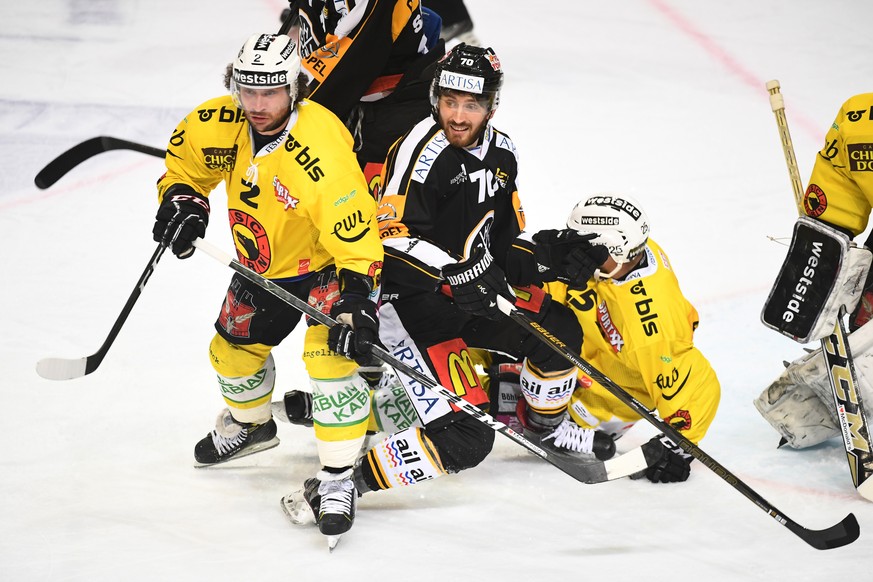 Bern&#039;s player Beat Gerber, left, fights for the puck with Lugano’s player Matteo Romanenghi, right, during the fourth Playoff semifinal game of National League A (NLA) Swiss Championship between  ...