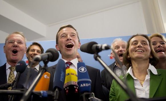 AfD-Parteiführer Lucke (Mitte) bei der Verkündung der Wahlresultate in Sachsen (August 2014).