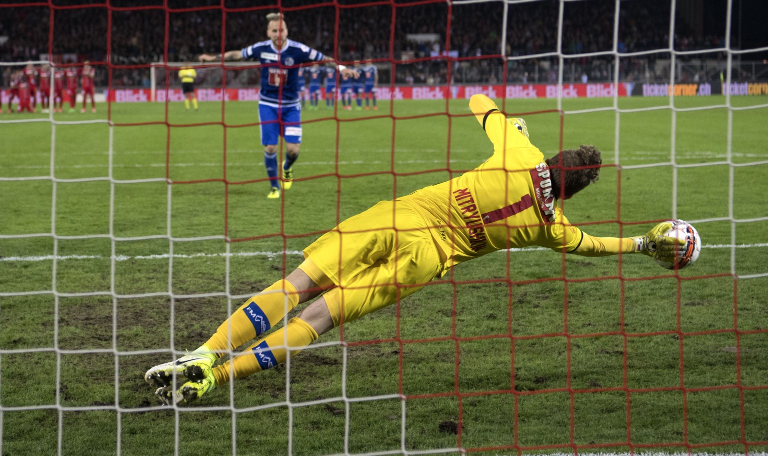 Le gardien valaisan Anton Mitryushkin, droite, arrte le penalty tire par le joueur lucernois Markus Neumayr, gauche, lors de la seance de penalty de la rencontre de demi-finale de la Coupe Suisse de  ...