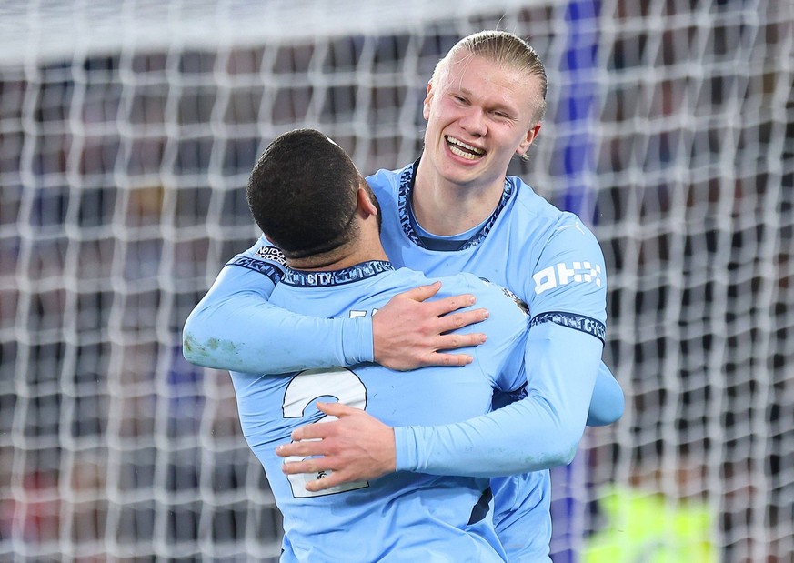 Nachrichten Linkding Erling Haaland of Manchester City celebrates scoring their sides second goal with team-mate Kyle Walker of Manchester City Leicester City v Manchester City, Premier League, Football, King Power Stadiu ...