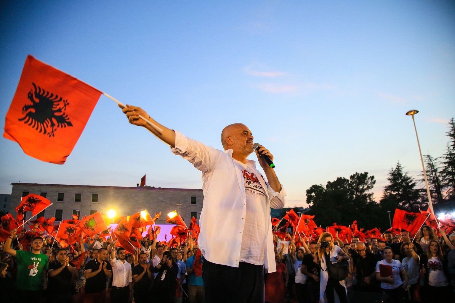 epa06044342 Albania&#039;s Prime Minister Edi Rama (C) addresses his supporters during a electoral campaign rally ahead of the upcoming general election in Tirana, Albania, 22 June 2017. Albanians wil ...