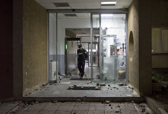 Der verwüstete Eingang zur Polizeistation, in der ein Oppositioneller verhört wurde.