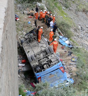 Der Bus mit Touristen aus Ostchina kollidierte mit zwei Fahrzeugen und stürzte einen Abhang hinunter.