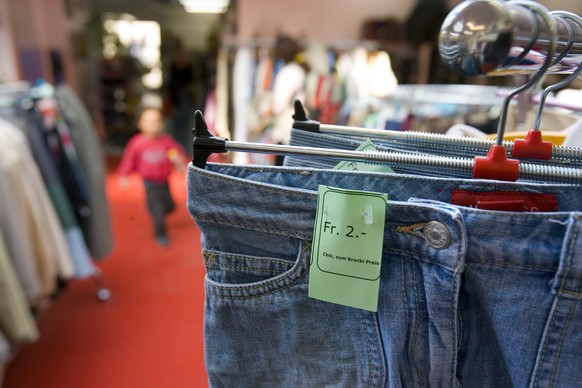 ARCHIV - ZUR KONFERENZ GEGEN ARMUT, WELCHE HEUTE DIENSTAG, 22. NOVEMBER 2016 IN BIEL STATTFINDET, STELLEN WIR IHNEN FOLGENDES BILD ZUR VERFUEGUNG - Eine gebrauchte Jeans ist im Brockenhaus der Heilsar ...